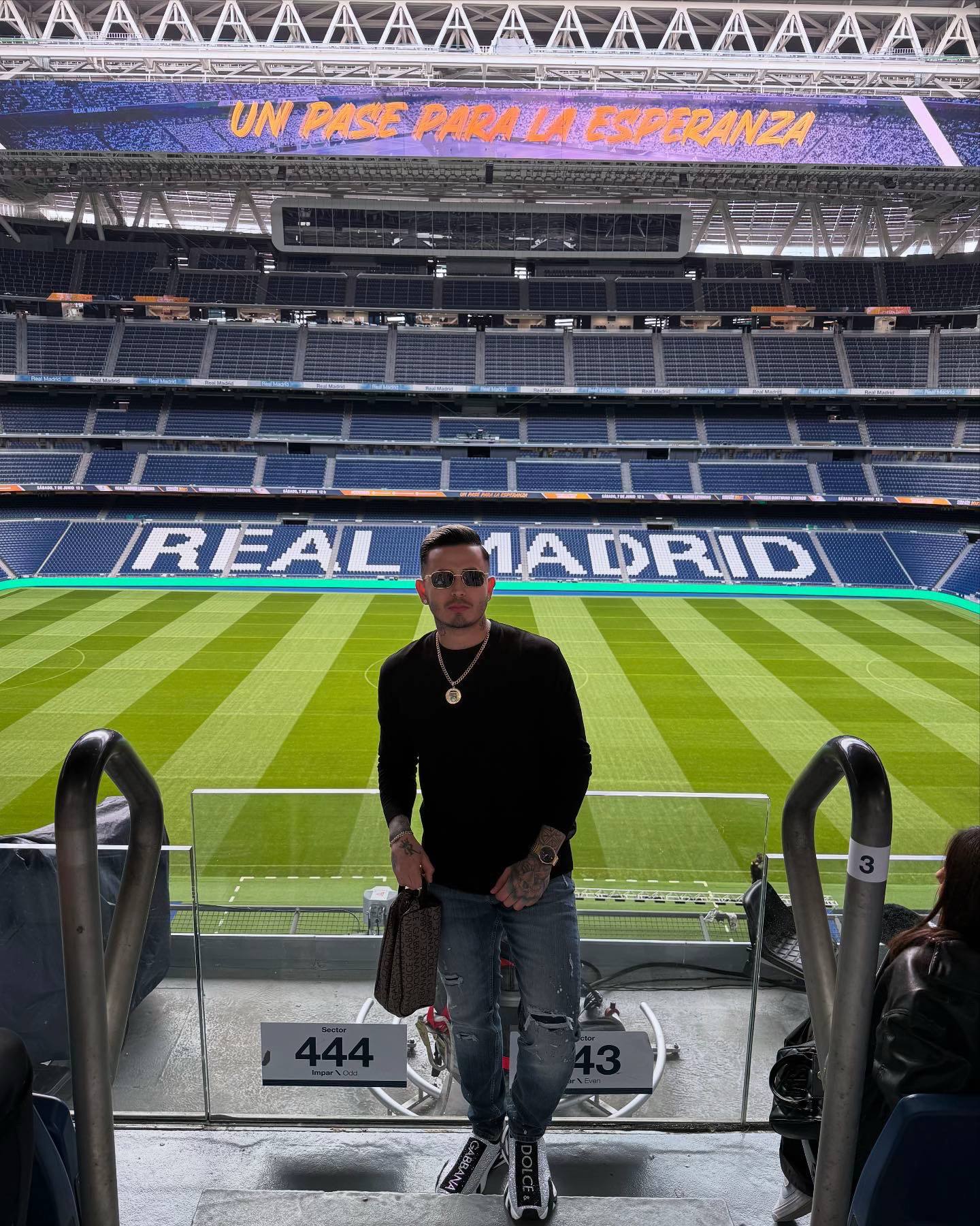 A post by @soyrickysv2 on TikTok caption: Qué bonito el lugar donde entrena mi equipo @fcbarcelona el ex patio de Leo Messi y ahora patio de @Lamine Yamal una belleza el parque donde nos divertimos todos los barcelonistas 🥰🔴🔵 (Por ahí les muestro uno de los robos que ellos tienen 😜)