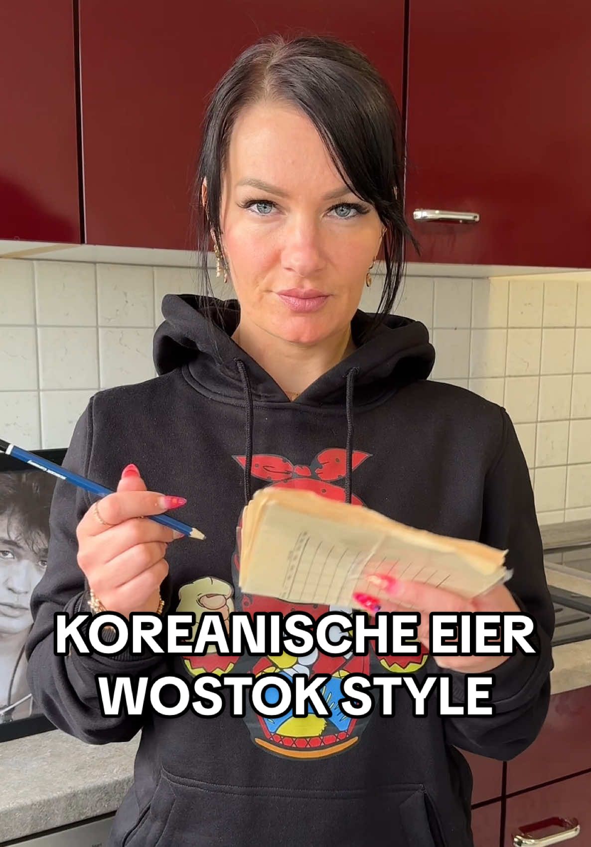 A post by @wostok_style on TikTok caption: Koreanische Eier Wostok Style 👌🏼👨🏻 ZUTATEN 6 - 10 Eier (Größe M/ L)🥚  1 Schuss Essig 🔫💦 100 ml Sojasauce 🫛 100 ml Wasser 💧  3 EL Zucker 🍬 2 Stangen Frühlingszwiebeln 🥬 3-5 Zehen Knoblauch 🧄  1 Chilli/ 2 EL Crushed Chillies 🌶️ 1 EL gerösteter Sesam 🤌🏼 ZUBEREITUNG 1. Eier für 7 Minuten kochen, abschrecken & vorsichtig schälen. 2. Alle Zutaten zur Marinade vermischen. 3. Eier in die Marinade in Frischhaltebeutel legen und gut bedecken. 4. 1-2 Tage über Nacht im Kühlschrank marinieren lassen. 5. Mit Reis und Gemüse genießen. Leeeckerchen 👌🏼👨🏻