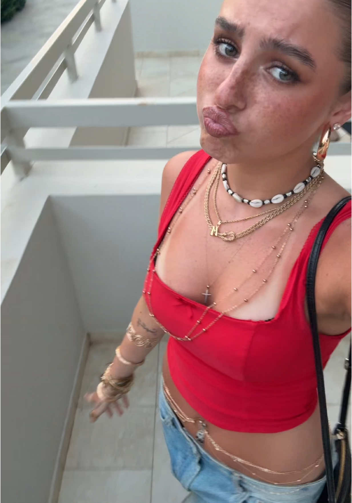 A post by @mirellavirallinen on TikTok caption: en oo kärpässieni vaikka päällä on punaista @olaviuusivirta #fyp #kesäpelastettu 