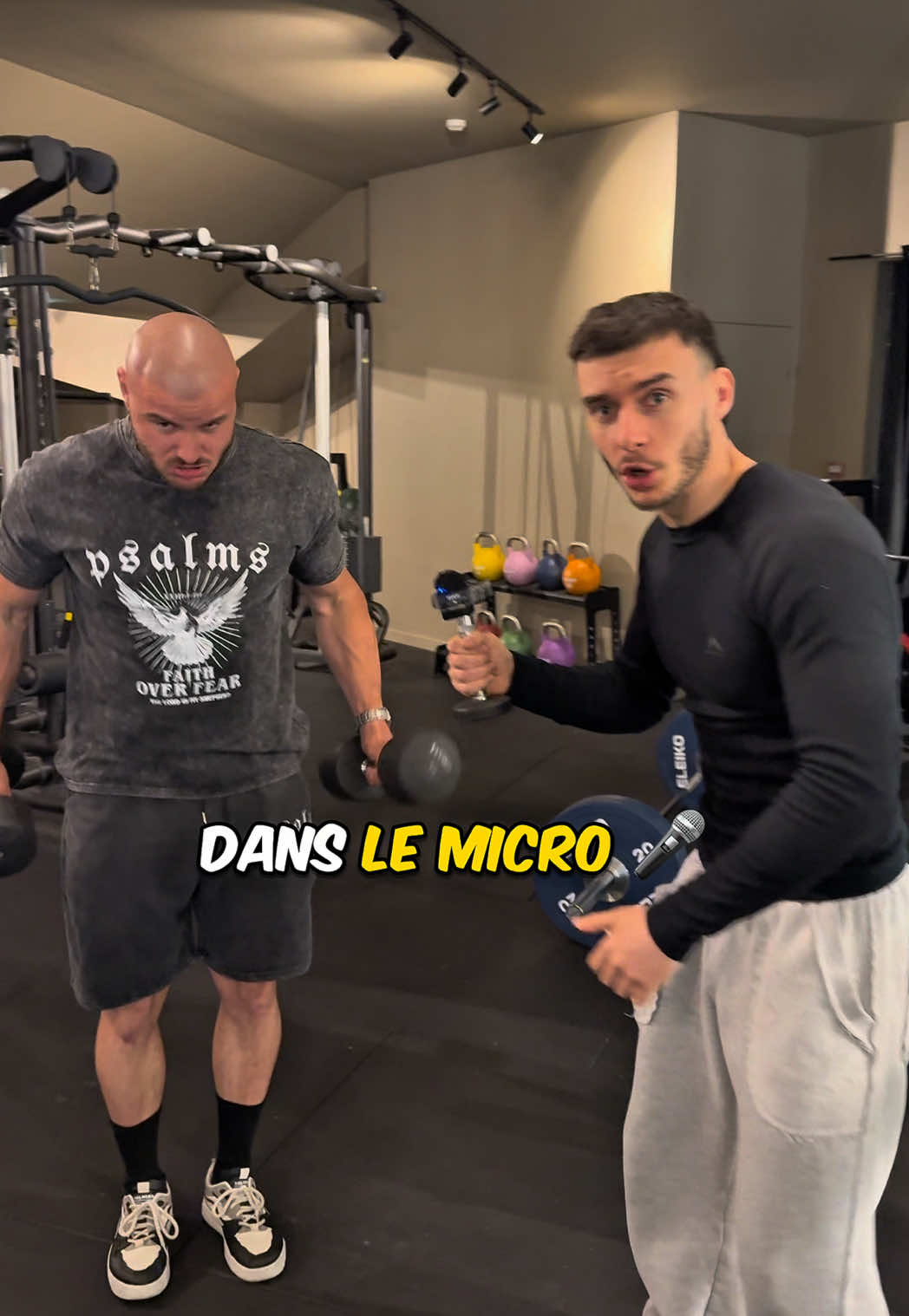 A post by @gabinouvilla on TikTok caption: Parle pas dans le micro et tu gagnes ! #defi #videodrole #cadeau 