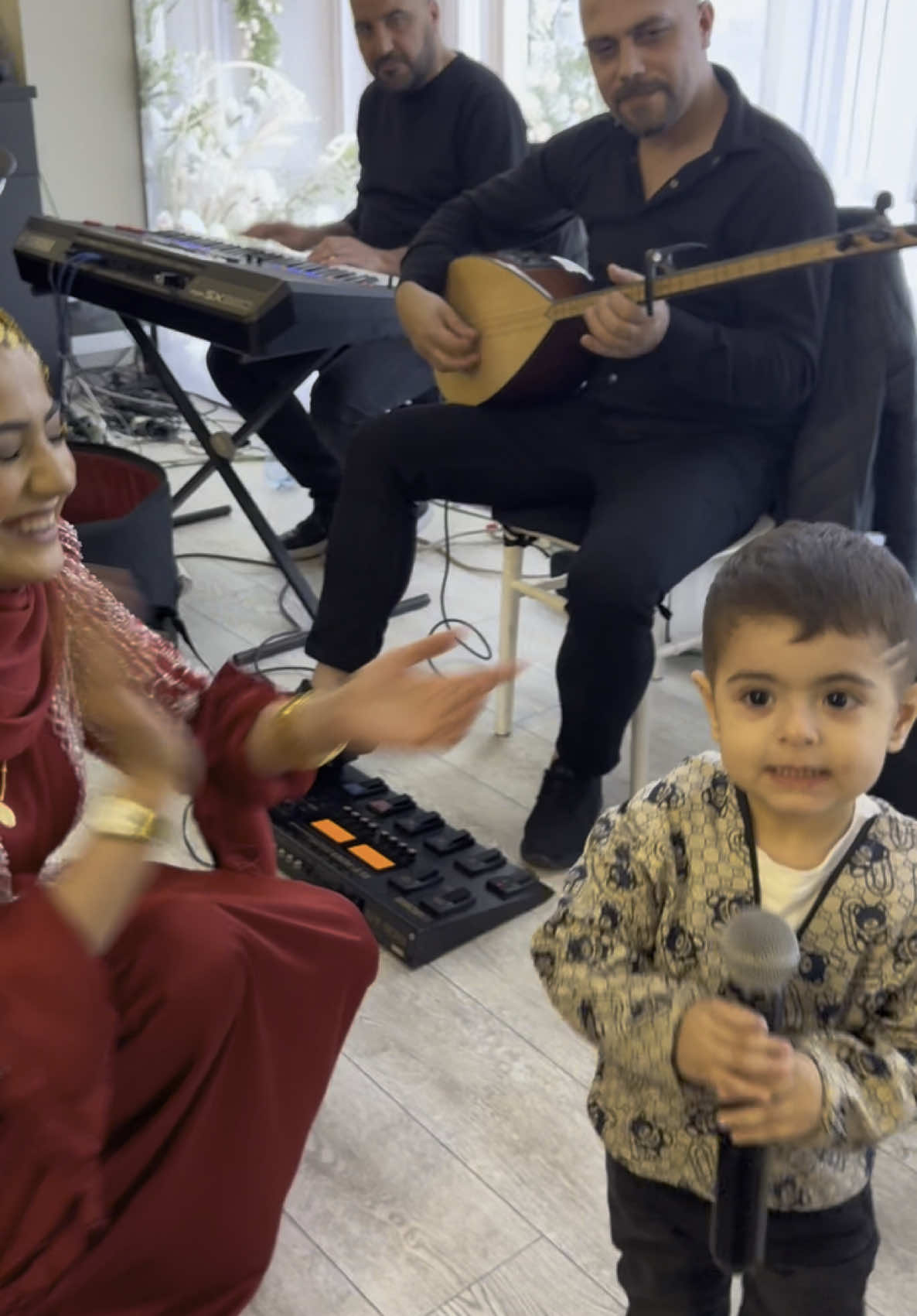 A post by @turkanhazalofficial on TikTok caption: Buda mikrofonu alıp ortaya gittiği an 😂