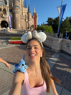 A post by @annalazarevic on TikTok caption: Prava ljubav nije potrošna🩷🇯🇵