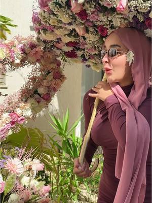 A post by @douhalaribiii on TikTok caption: ورد من متابعيني 🌺 آخر الفيديو 🤣 💐#اكسبلورexplore #اكسبلور #douhalaribiii❤️ #ليبيا_طرابلس_مصر_تونس_المغرب_الخليج #وردة #ترند 