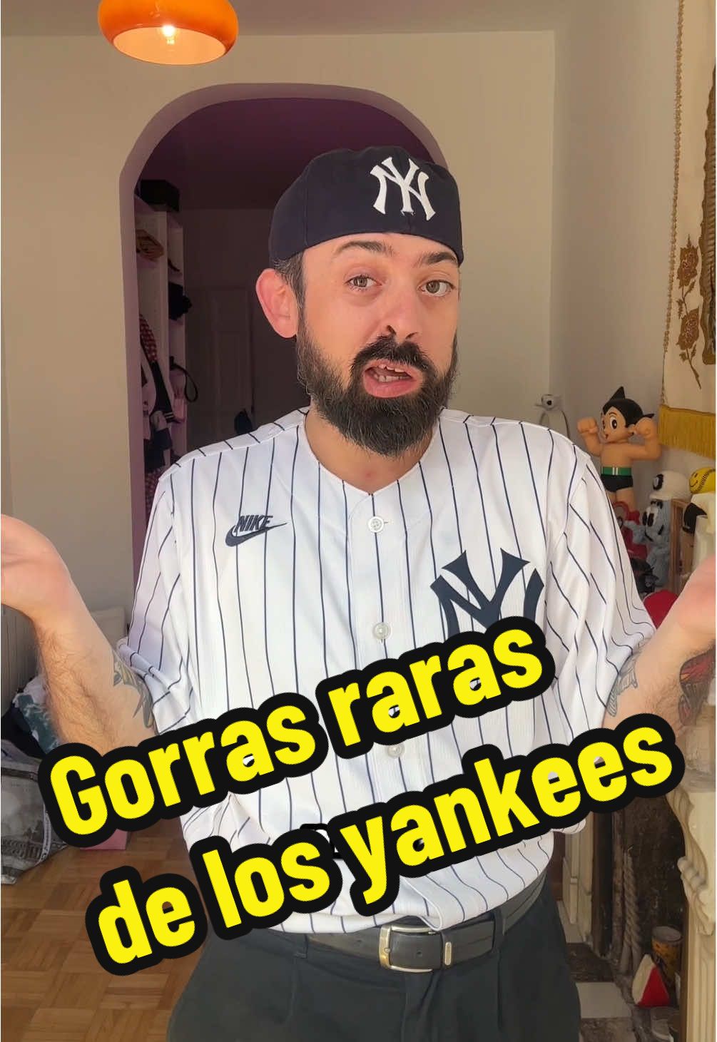 A post by @spacemunarriz on TikTok caption: estas son las gorras de los @Yankees más raras de mi colección 🎩✨ #vintagefashion #capcollector #newyork 
