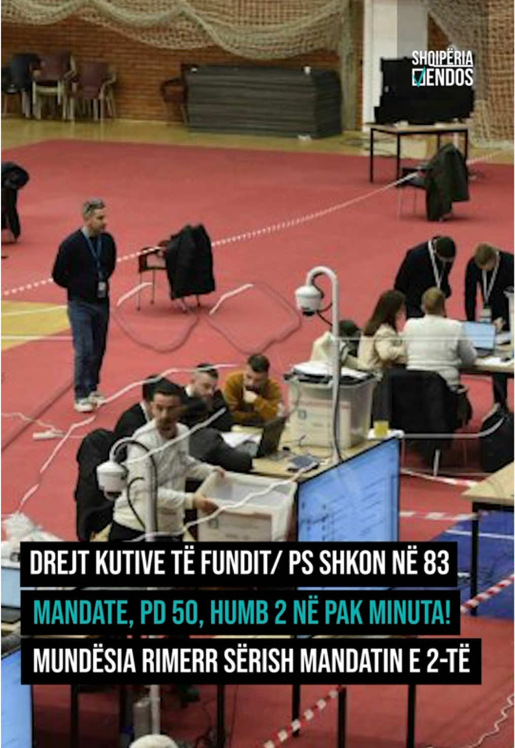 A post by @topchanneltvalbania on TikTok caption: Drejt kutive të fundit/ PS shkon në 83 mandate, PD 50, humb 2 mandate në pak minuta! Mundësia ‘rrëmben’ sërish mandatin e 2-të