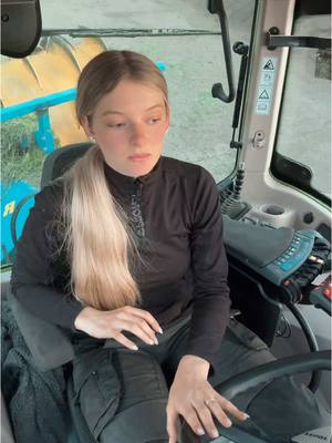 A post by @paulas_landleben on TikTok caption: Was ist eure Lieblings Arbeit bei der Grasernte? #landwirtinausleidenschaft #landwirtschaftistleidenschaft #landwirtschaftausleidenschaft #farmgirl #farmgirllife #landwirtin #landwirtschaft #fendt #fendtpower #fendtvario #fendtfahrerarmy #fendtglobal #farmgirls 