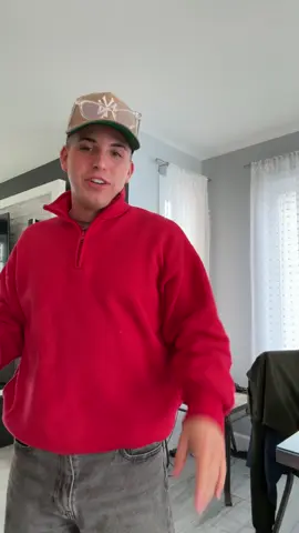 A post by @gabrielgagnon2 on TikTok caption: mini chantale retrouver dans le font du garde robe 🤝