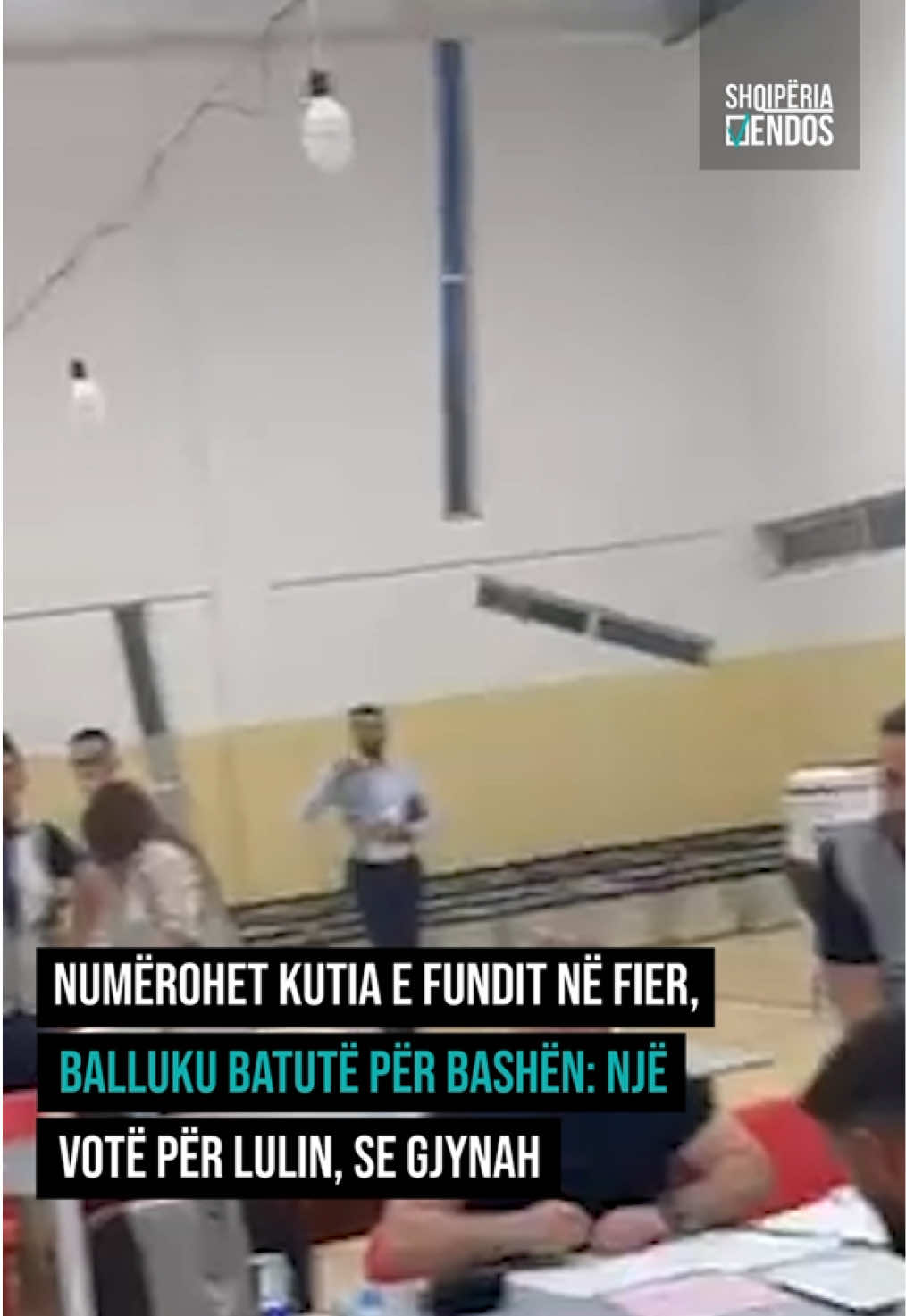 A post by @topchanneltvalbania on TikTok caption: Numërohet kutia e fundit në Fier, Balluku batutë për Bashën: Një votë për Lulin, se gjynah