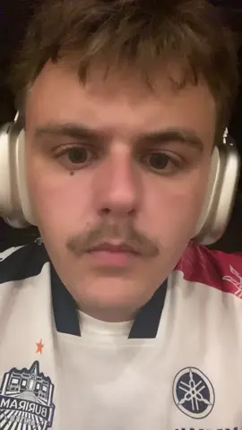 A post by @cebonvieuxarthur on TikTok caption: Bonsoir tiktok ça va ? TU ME MANQUES DE RESPECT MON GARÇON???? Fraternité: Lien de solidarité qui devrait unir tous les membres de la famille humaine ; sentiment de ce lien. Lien qui existe entre les personnes appartenant à la même organisation, qui participent au même idéal. #pourtoi #apagnan #manquedecalcium 