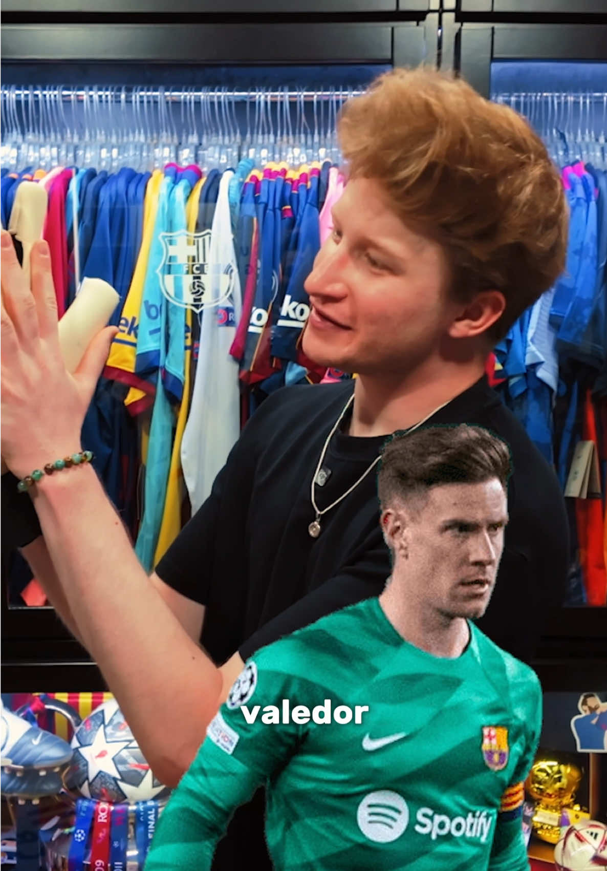 A post by @alextachers on TikTok caption: Ter Stegen, qué manotas 👋🤭 #barcelona #terstegen #futbol⚽️ 