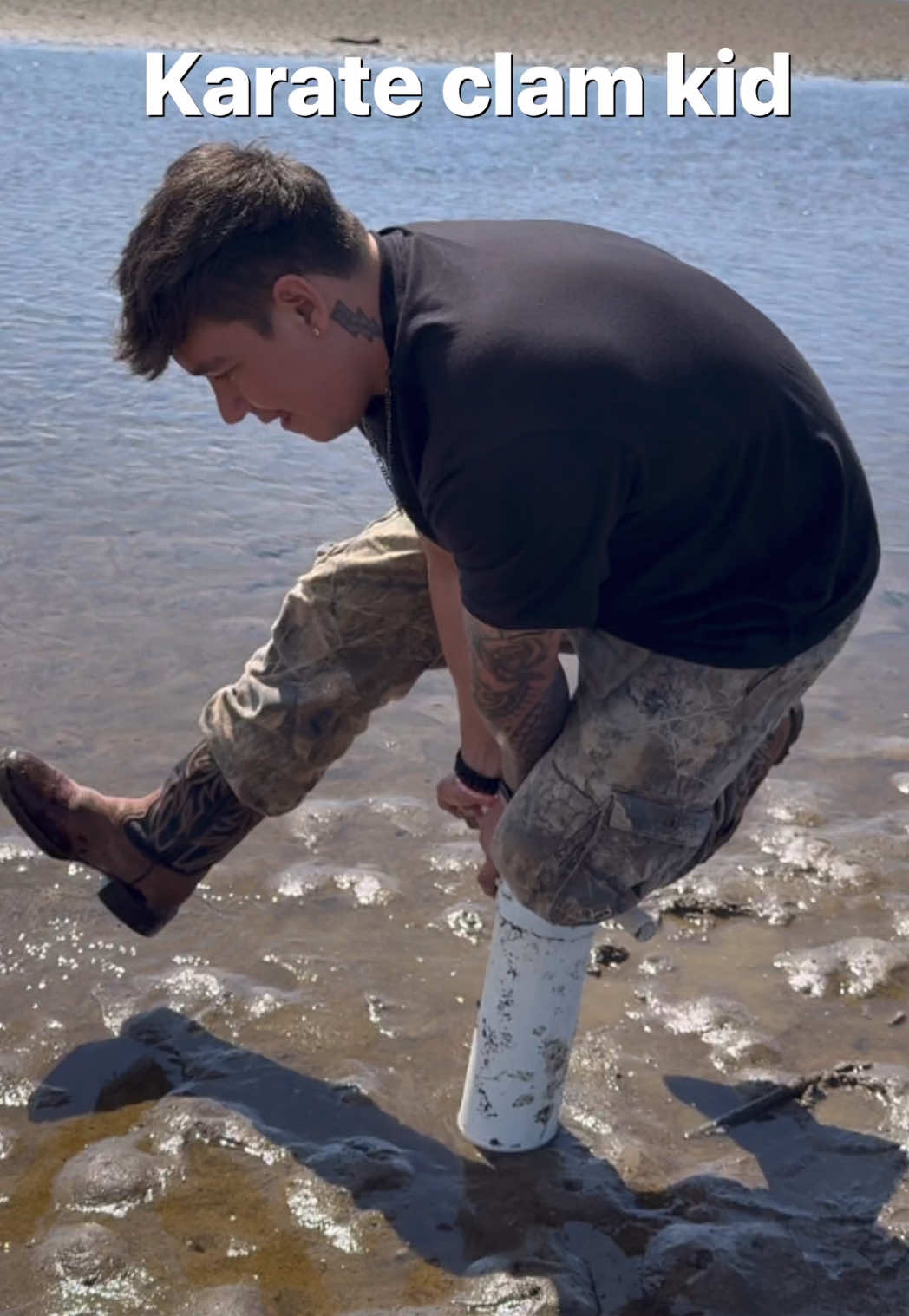 A post by @jonnytsunami808 on TikTok caption: Clamming the Oregon coast 🌊 
