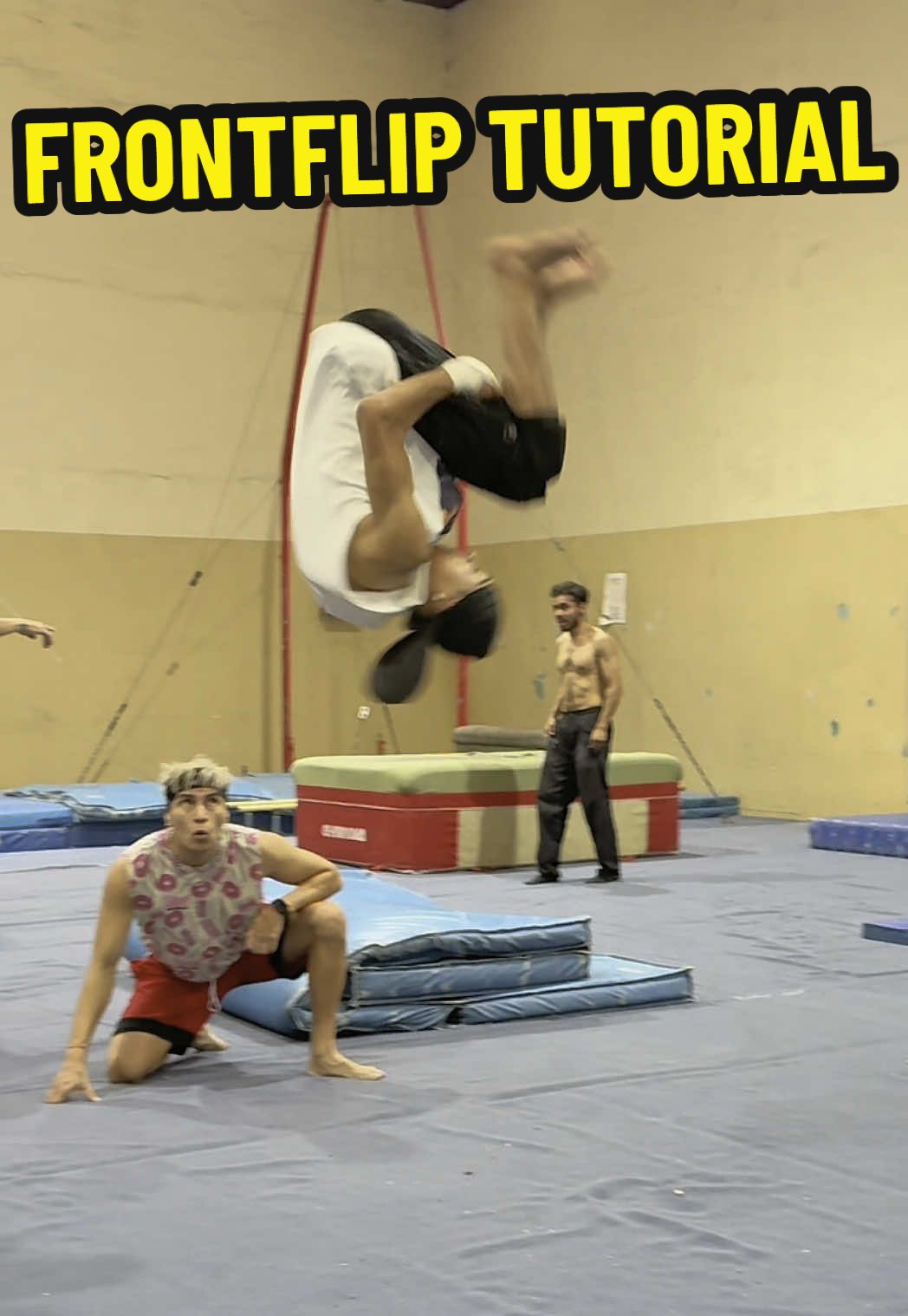 A post by @alex_destreza on TikTok caption: Entrenamiento para hacer FRONTFLIP 🔥 #Tutorial #parkour #gymnastics #TikTokDeportes 