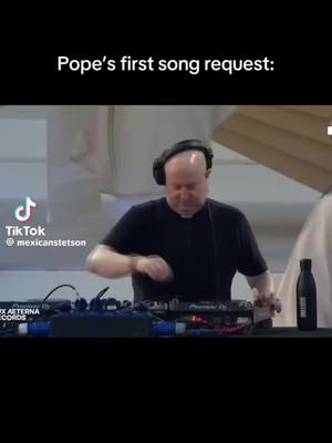 A post by @vonoff1700_ on TikTok caption: NEW POPE FROM CHICAGO!!!! 😤 #vonoff1700 #pope 