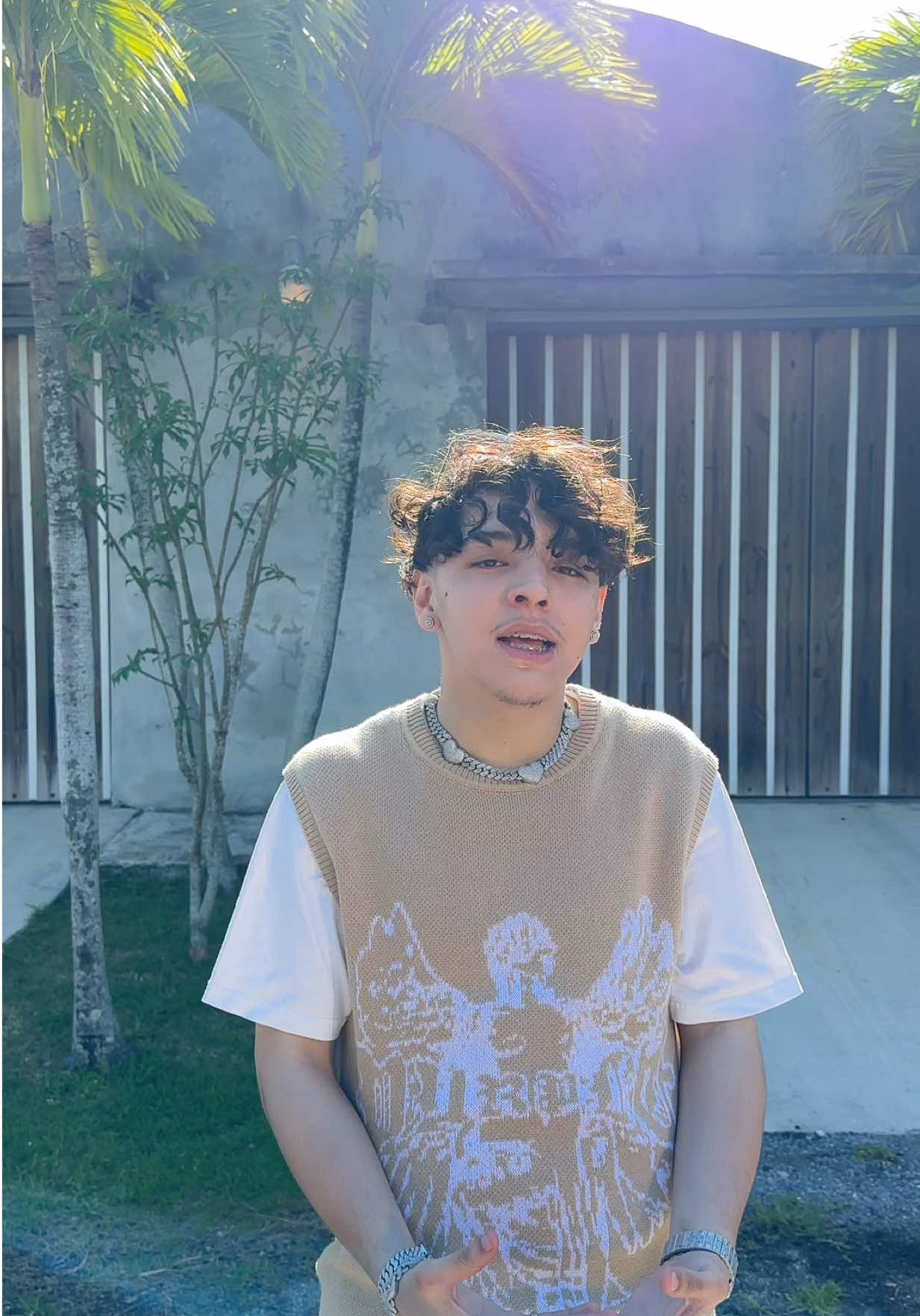 A post by @xaviiiofficial on TikTok caption: 🇲🇽+🇨🇴 @yosoytukapo 🏝️