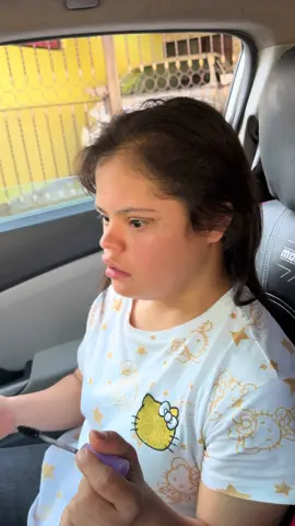 A post by @elhueleperron_ on TikTok caption: Lupe siempre que se maquilla en el carro 😭@La Buen Lupe #parati #Viral #risa#fyp 