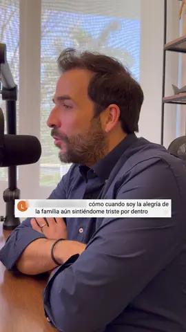 A post by @rodrigogarciaplat on TikTok caption: 🎭 “Soy la alegría de la familia”… aunque por dentro me esté cayendo a pedazos. ¿Te suena? Muchas veces fingimos estar bien, sobre todo frente a los niños, creyendo que los protegemos. Pero ellos no aprenden de lo que les decimos, sino de lo que ven. Si siempre te ven ocultando tu dolor, ellos también aprenderán a hacerlo. Y así empieza un ciclo que se repite. ¿Y si empiezas por sanar tu primero? ¿Y si les muestras que también está bien sentirse mal, hablarlo y pedir ayuda? ✨ Escribe BIOTIPOS en los comentarios y mi equipo te mandará toda la info del taller de Biotipos para que empieces tu transformación. Sanes tu, y también quienes te rodean. 💛