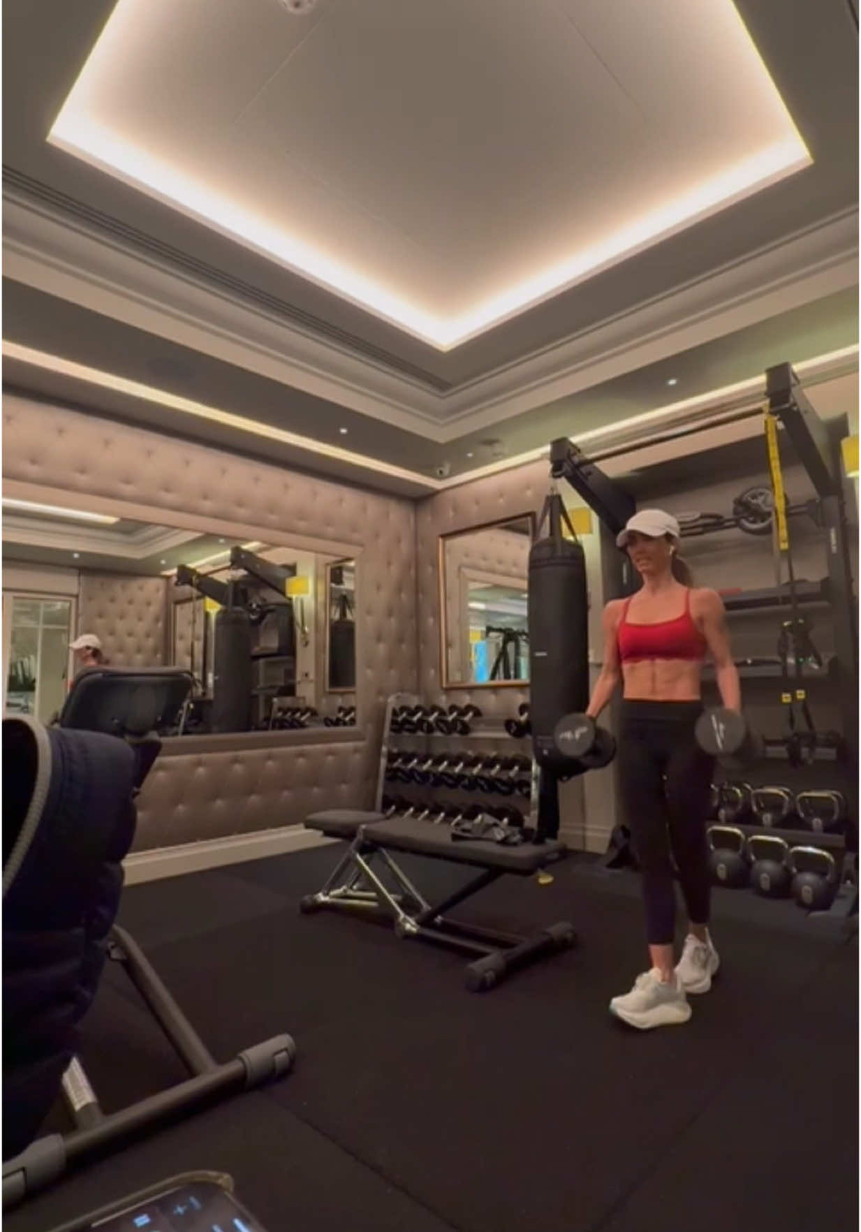 A post by @estanahi on TikTok caption: ¡Welcome 42, bring it on! ❤️