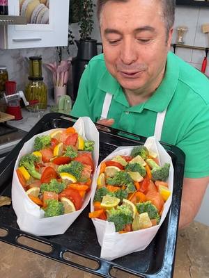 A post by @chefoktayusta on TikTok caption: Saman fırında#keşfet #furdich #😍😍🥰 #lezzet #food #👨🏻‍🍳 #lekkereten #enercı #domates #zeytinyağı #fırın #somon#balık#lezzet 