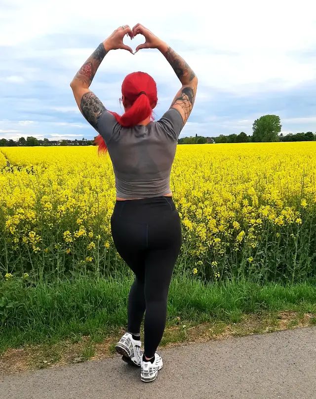 A post by @kitty_inked on TikTok caption: #kennedeinenwert #redhead #viral #loyal #greeneyes #seiimmerpriorität #sweetbutpsycho #viralvideo #viral #loyal #greeneyes #happyday #geniesejedenaugenblick #leben 