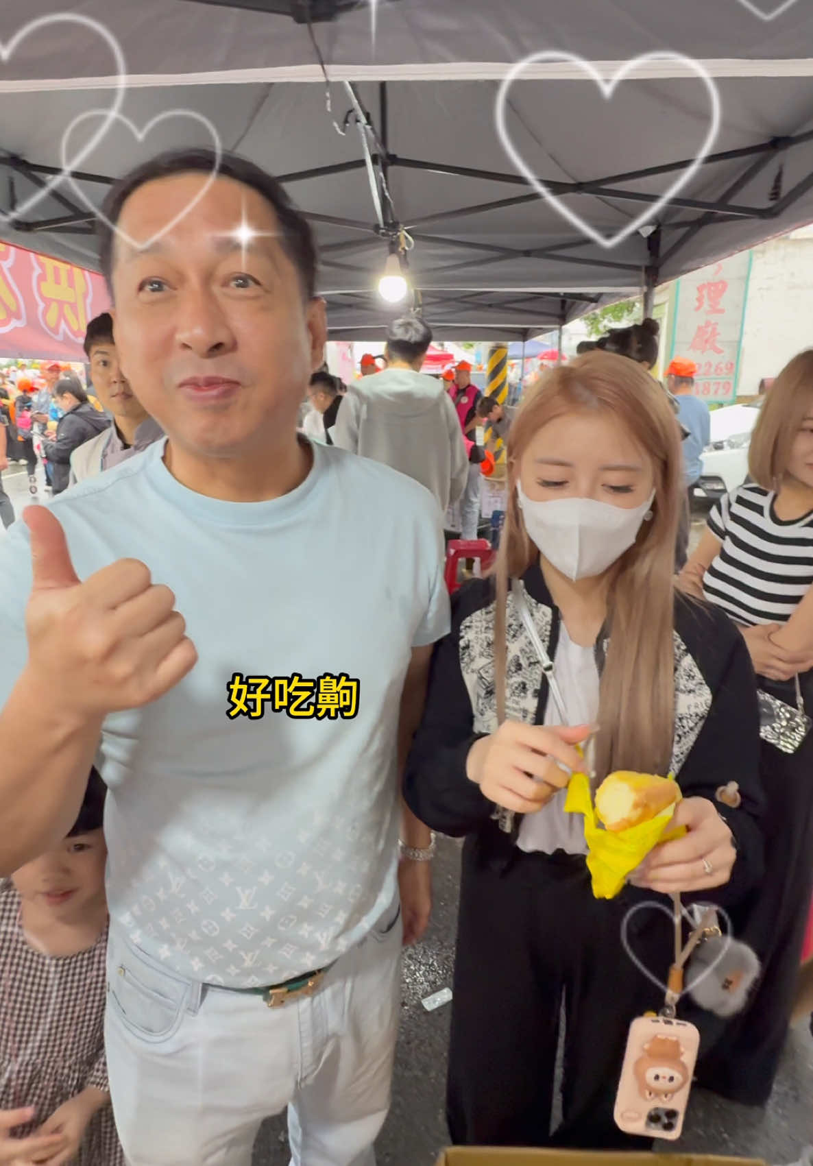 A post by @linshin0604 on TikTok caption: 饅自然 x 白沙屯媽祖｜聯名結緣水 圓滿捐贈500箱 感謝媽祖的庇佑與指引 饅自然有幸參與這段溫暖的信仰之旅 捐贈500箱聯名結緣水 陪伴信眾一路前行！ 願這份心意隨水傳遞 祝福每一位誠心參與的你，平安順利、福氣滿滿💞💞💞 #饅自然 #阿芯 #饅頭媽 #白沙屯媽祖 #遶境 #聯名 #礦泉水