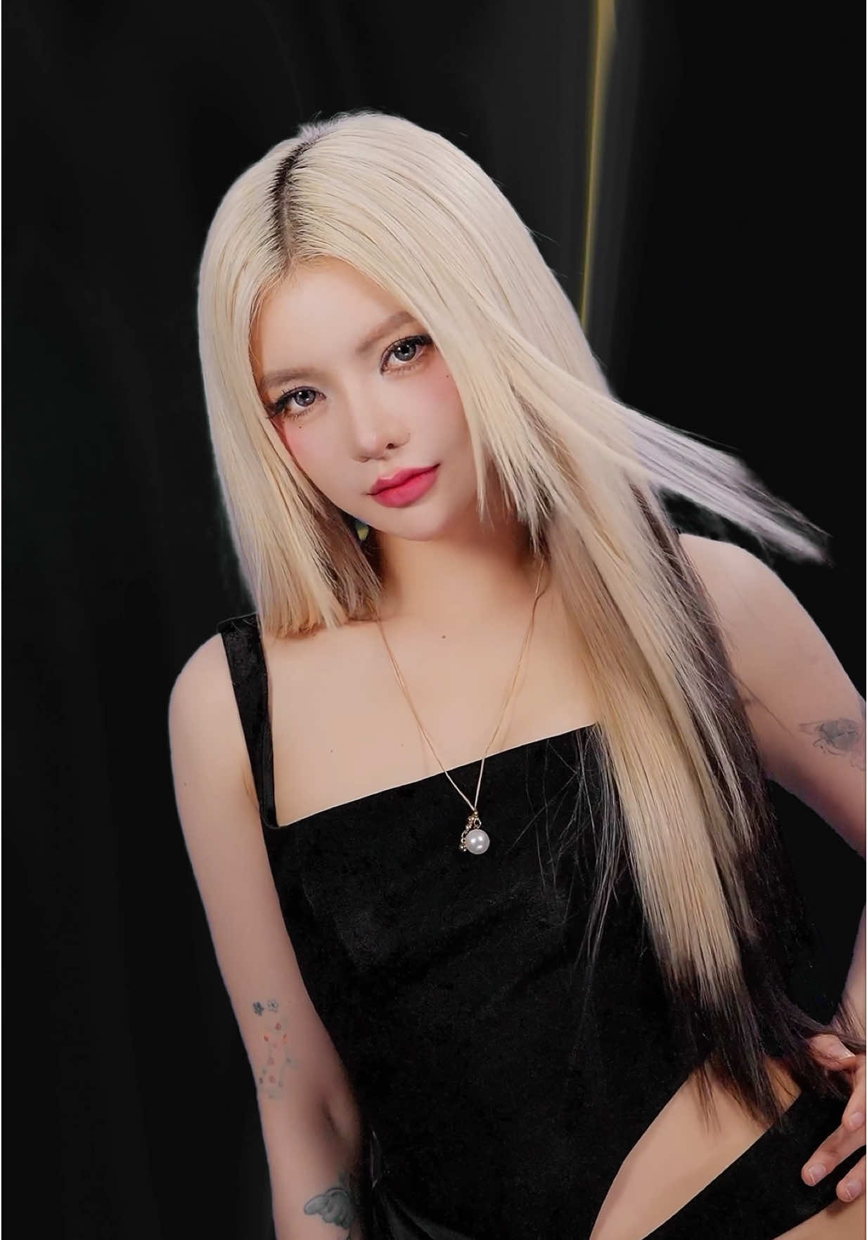 A post by @ciin on TikTok caption: Gần mực thì đen, gần TRESemmé thì tóc bóng bắt sáng nhaaaa 🥰🥰🥰 #TRESemmevn #Hoptaccungunilever #GlossisthenewGlam 