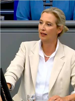 A post by @alice_weidel_afd on TikTok caption: Wer sich aus ideologischer Überzeugung der Brandmauer unterwirft, braucht sich über das Scheitern in der Asylpolitik nicht zu wundern. Dieses Dogma verhindert ehrliche Lösungen und sorgt dafür, dass abgewählte linke Kräfte über Umwege an der Macht bleiben. #AfD #asylpolitik #cdu #brandmauer #ideologie #merz #demokratie #zukunft #jetztafd #fürdich 