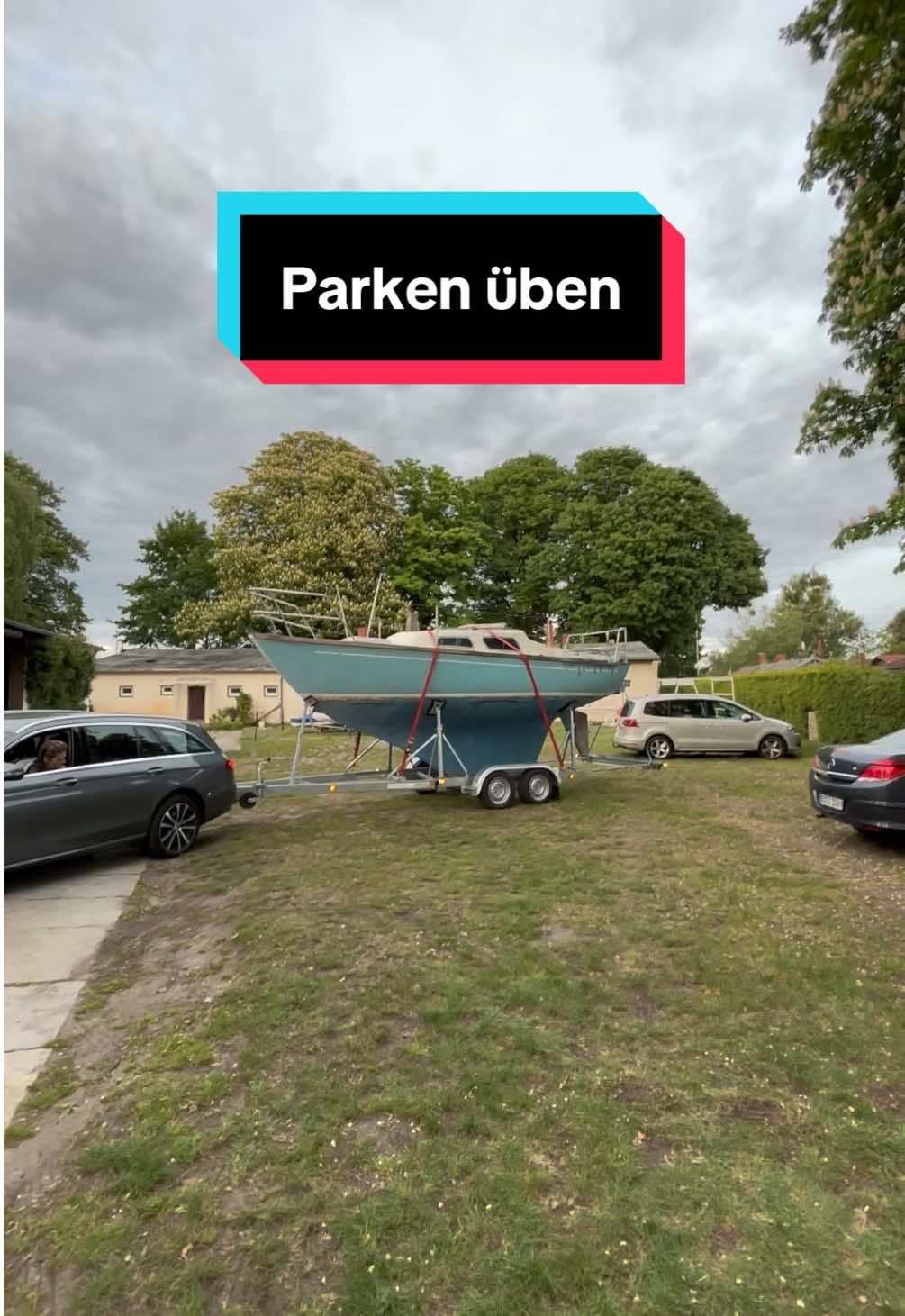 A post by @timrasch on TikTok caption: Ob ich das ohne Schramme hinbekommen..? #segelboot #parken #fyp 