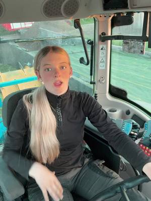A post by @paulas_landleben on TikTok caption: Walzenwalzenwalzen🚜🙃 #landwirtinausleidenschaft #landwirtschaftistleidenschaft #landwirtschaftausleidenschaft #farmgirl #farmgirllife #landwirtin #landwirtschaft #fendt #fendtpower #fendtvario #fendtfahrerarmy #fendtglobal #farmgirls 