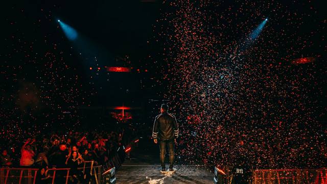 A post by @jhonnyrivera on TikTok caption: Todavía no despierto de este sueño tan hermoso que vivimos juntos el pasado 3 de mayo en el Movistar Arena. Estar ahí, con ustedes, celebrando mis 20 años de carrera artística, fue algo que me marcó el alma para siempre. Ver ese lugar lleno, con tanta energía, amor y apoyo… ¡SOLD OUT! ¡No me alcanzan las palabras para agradecerles! Gracias a mi familia por sostenerme, a mis amigos por acompañarme, a mis colegas por compartir el camino y a mis fans… ustedes que me han dado tanto más de lo que imaginé.  #JhonnyRivera #ElReyDelPueblo #20Años #MovistarArena #MusicaPopular #20AñosDeCarrera #Familia 