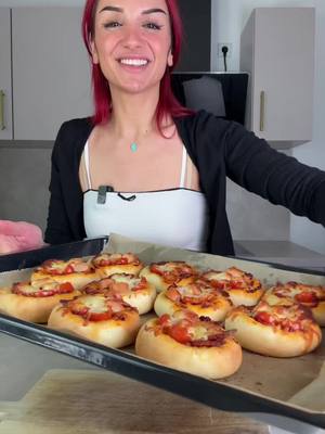 A post by @su_ice_ on TikTok caption: Pogaca Pizzen 😄 oder wie nennt Ihr die? Zutaten: 125ml Milch, 125ml Wasser, 50ml Öl, 2TL Trockenhefe,2TL Zucker, 500-520gr Mehl und 1TL Salz. Der Teig sollte für 45 Minuten ruhen. Für die Sauce habe Ich 1EL Tomatenmark,  1,5EL Ketchup, 2-3EL Olivenöl, Salz, Pfeffer und Oregano miteinander vermengt. Belegen könnt Ihr es natürlich nach eurem eigenen Geschmack 😊 Bei 180 Grad Ober-/Unterhitze für 20-25 Minuten backen. #Foodtiktok #foodie #easyrecipe #rezept #lecker #pizza #homemadefood #cheesy #baking #SimpleRecipe #simplefood #food 