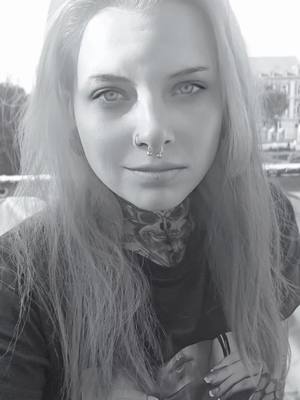 A post by @steff_fanny_dr3 on TikTok caption: #diegehirnakrobaten #wirsindnichtnackt #ostdeutschearroganz #teamcrazychaos #farbeunterdiehaut 