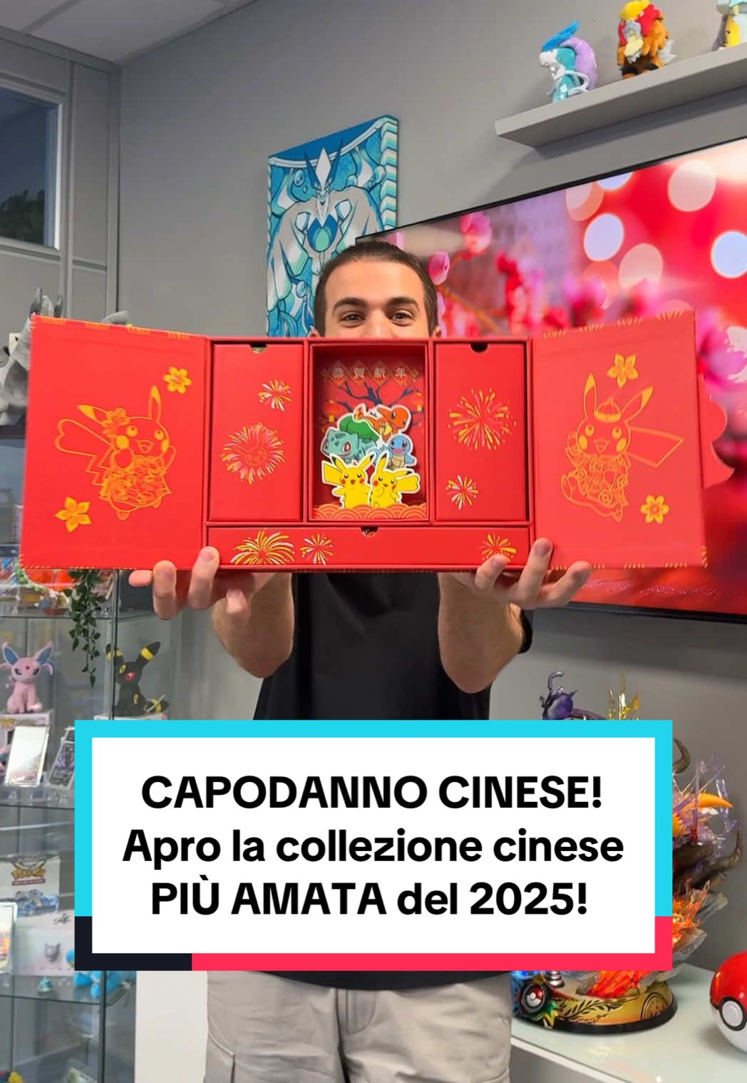 A post by @federic95ita on TikTok caption: Tradizione e collezionismo si incontrano in un’unica box! Oggi apro una delle uscite più eleganti e ricercate del 2025: il box commemorativo del Capodanno Cinese, lanciato a gennaio per celebrare il nuovo anno secondo la tradizione orientale. #federic95ita #federicstore #pokemon #CartePokemon #PokemonIta #pokemonscarlatto #pokemonvioletto #PokemonTCG #PokemonCards #PokemonCommunity #PokemonCollector #GottaCatchEmAll #PokemonTradingCardGame #TCGCommunity #PokemonCollection 