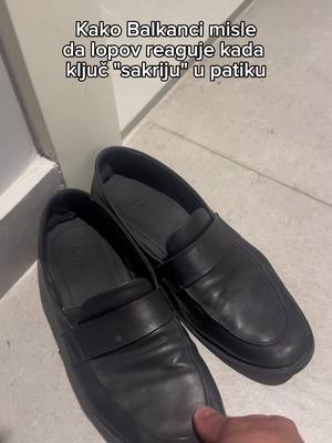 A post by @bojancee on TikTok caption: Taguj sestru/brata koji kriju ključeve u patikama😁😅 