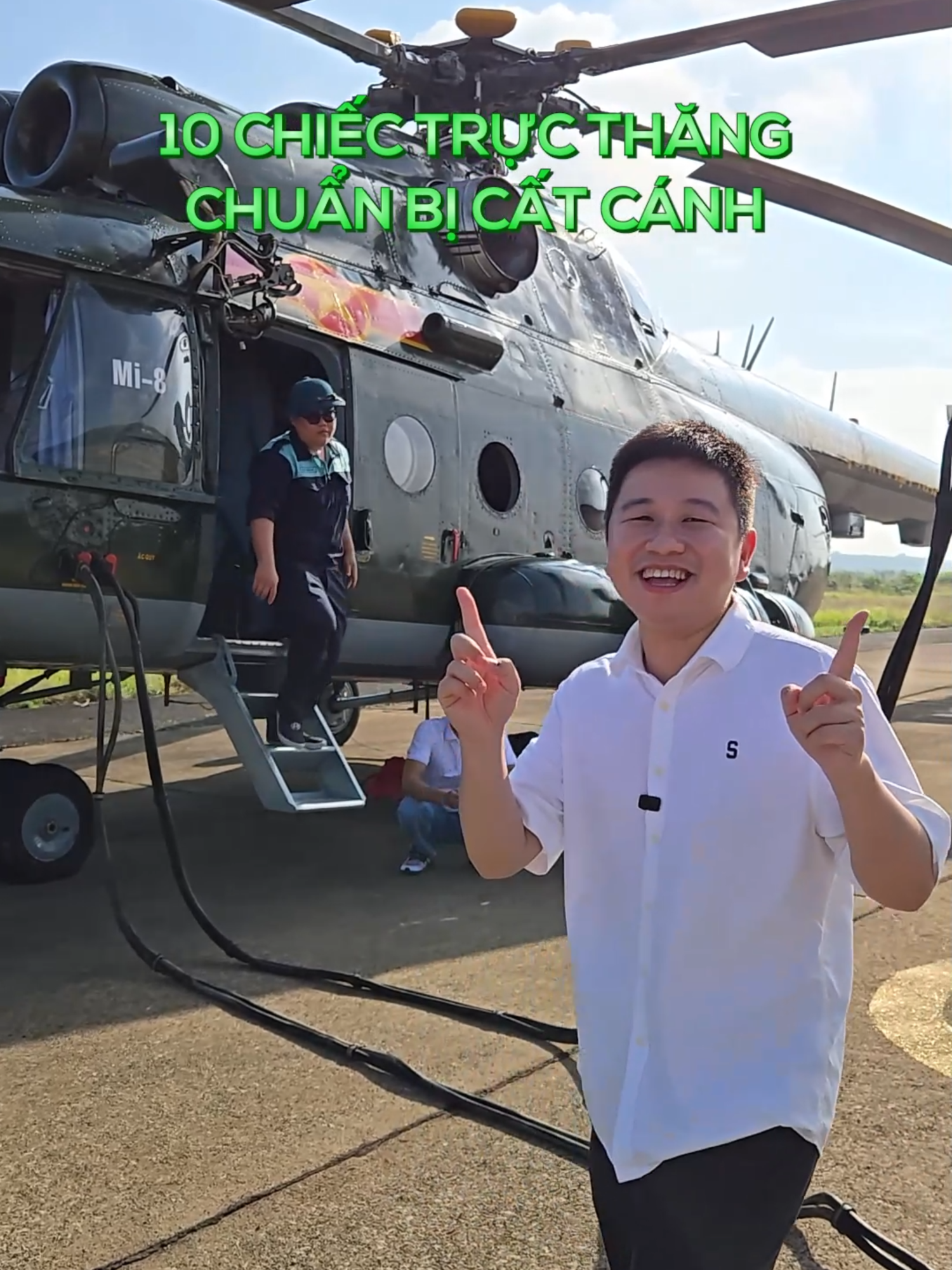 A post by @schannelvn on TikTok caption: Đây là những chiếc trực thăng mang theo lá Quốc kỳ đỏ thắm tiến vào TP. Hồ Chí Minh ❤️🇻🇳 #schannel #LearnOnTikTok