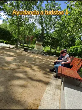 A post by @franelmetralletas on TikTok caption: ayudando a turistas🙏 #humor #parati #viral #españa 