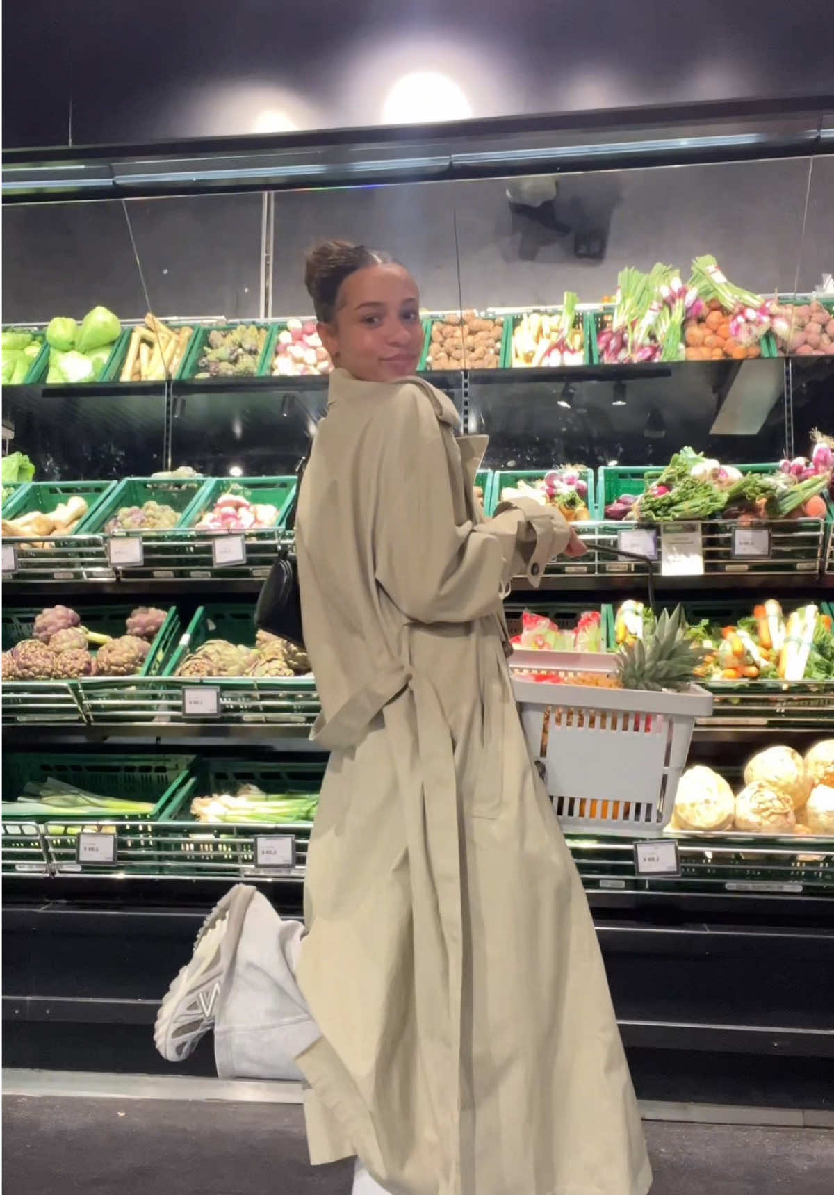 A post by @melissazerhau on TikTok caption: Lege mich auch jeden Morgen aufn Balkon um richtig schön zu tanken 🤌🏽🤌🏽🤌🏽 #fürdich #vlog 