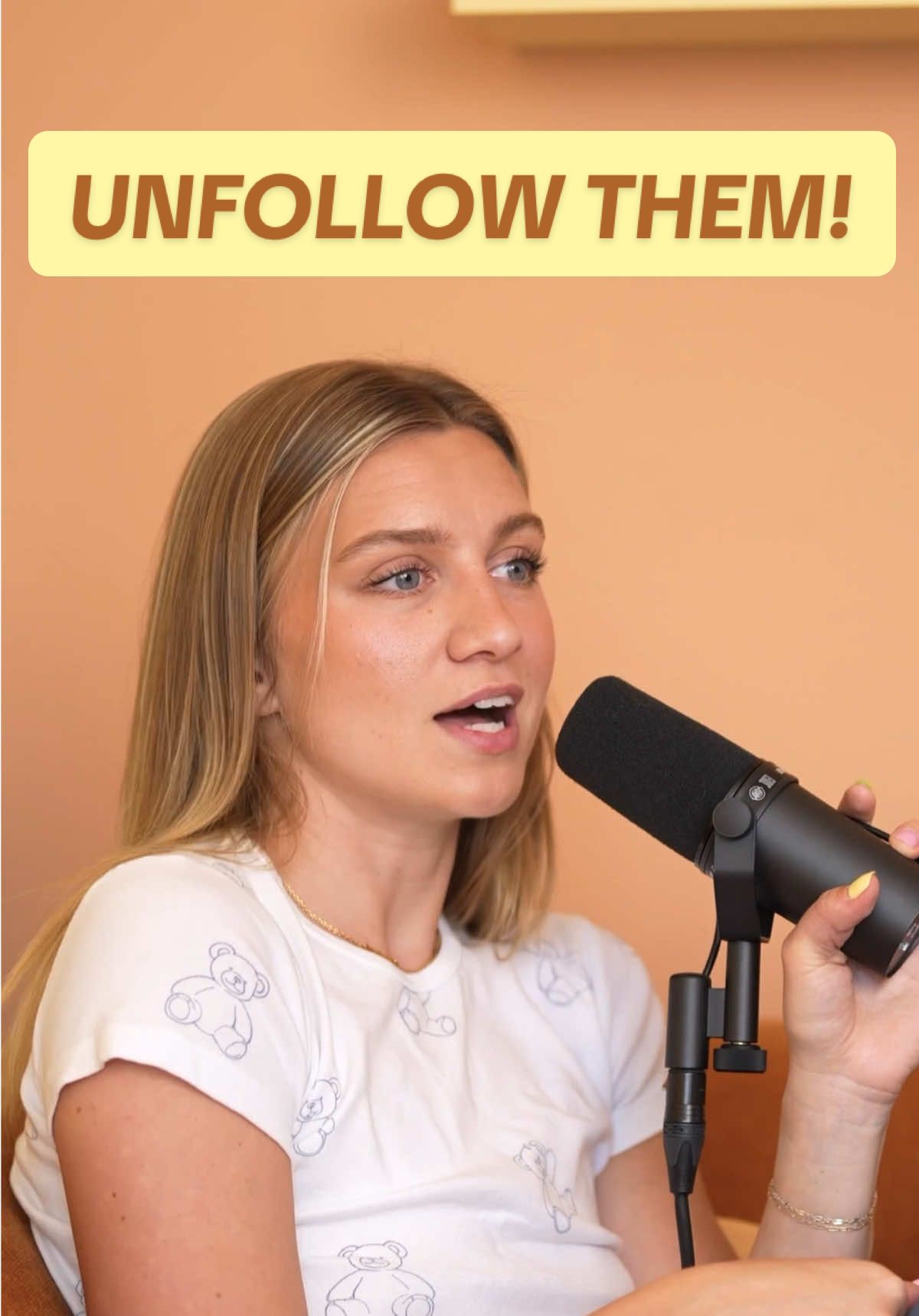A post by @theannaguide on TikTok caption: the unfollow button is there for a reason babe, prioritize your happiness 💛 @anna x @Past Your Bedtime #socialmedia #summer #spring #reset #advice #unfollow #positivevibes #annasguide 