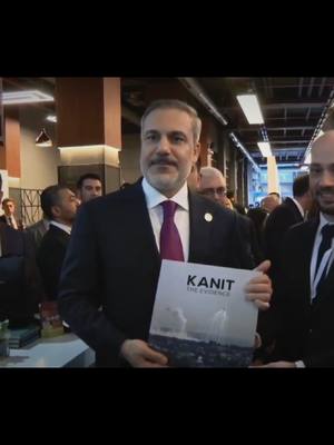 A post by @asenaa.42 on TikTok caption: Reis iș başında❤️ #kşftt🌷 #hakanfidan #fypシ゚viral #❤️ #2028 #❤️ #❤️ #❤️ 