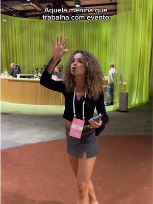 A post by @larissagloor on TikTok caption: E tá sempre correndo, né? Kkkkkkk  Fui para Los Angeles a convite do @airbnb e vivi dias dignos de filme!  Tivemos uma apresentação com o CEO, Brian Chesky, e conhecemos novidades incríveis, como um novo app e a nova aba de Experiências na plataforma — totalmente reinventadas e com verificação de qualidade. Pra personalizar a viagem de um jeito ainda mais autêntico e especial! Eu amei cada detalhe e não vejo a hora de experimentar essas novidades! 🩷 #airbnbpartner 