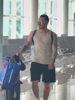 A post by @soyrickysv on TikTok caption: Adiós 👋🏻🤍🇪🇸 📍Madrid, España 🇪🇸 🔜🇸🇻😍