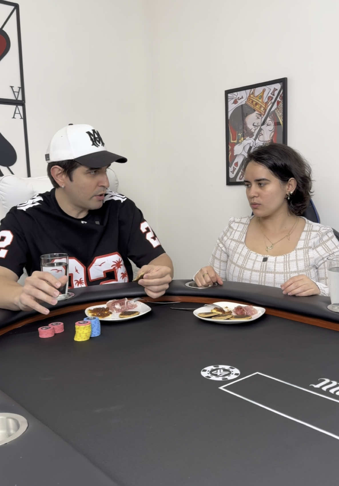 A post by @manu on TikTok caption: Le hice un farol doméstico a mi esposa #poker #pokertok 