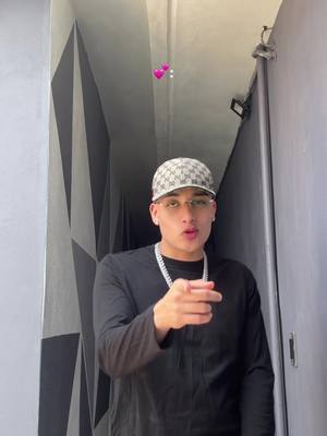 A post by @elmaliburrito on TikTok caption: Tú me tienes Lolo 💕 #elmalilla #mamitu #reggaeton #dedicatoria #sentimientos #indirectas #chakalon #nuevamusica #malilla 