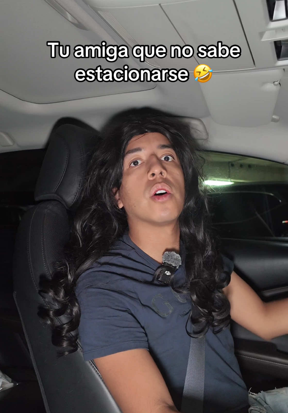 A post by @angelmonnroy on TikTok caption: ¿Ustedes si saben estacionarse? 🤣 #comedia #tiposdeamigas #estacionarse