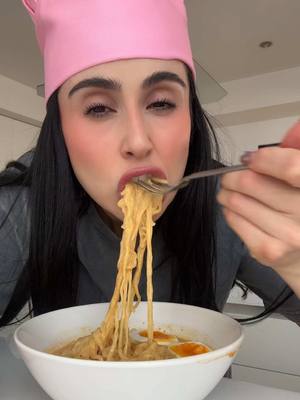 A post by @lupitavillalobosb on TikTok caption: Ramen dilicioso con #LupinkChef #lupitavillalobos 