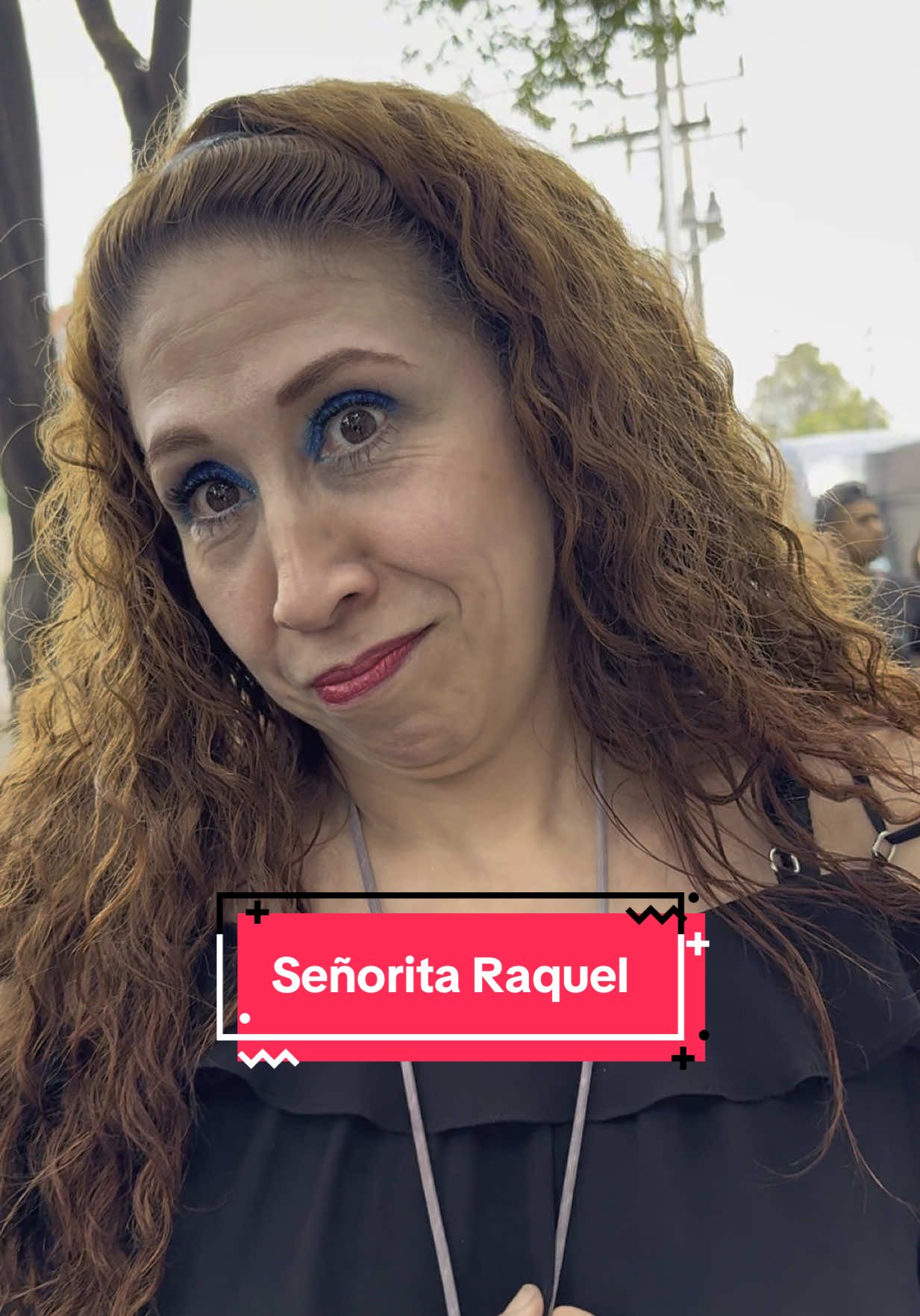 A post by @floreselpatron on TikTok caption: Dr Simi y el Patrón entregando su regalo a la ganadora  #EternalSecret #BellezaSinLimites #AmorSinLimites 