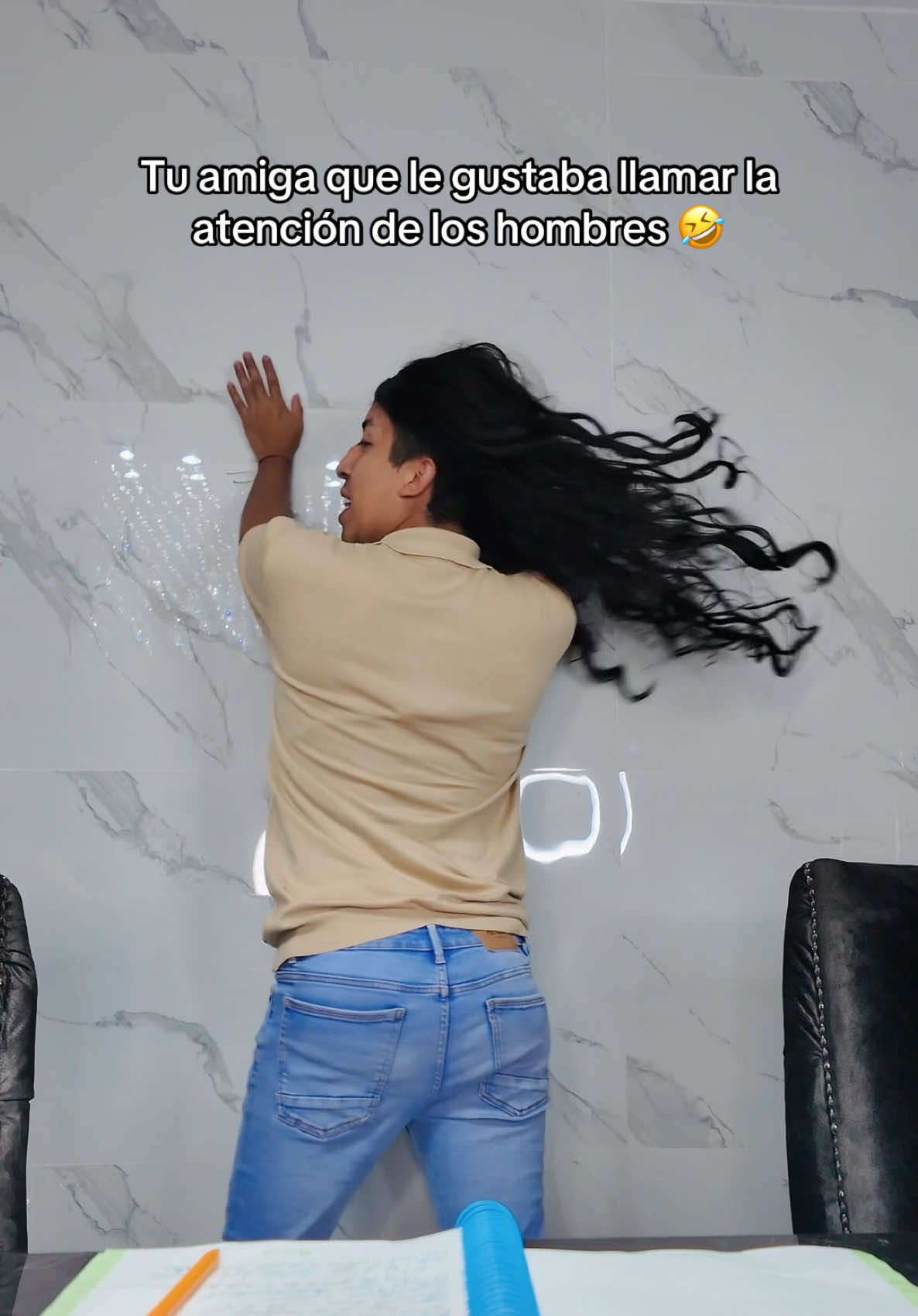 A post by @angelmonnroy on TikTok caption: Esa amiga era bien coqueta 🤣 #comedia #tiposdeamigas #escuela 
