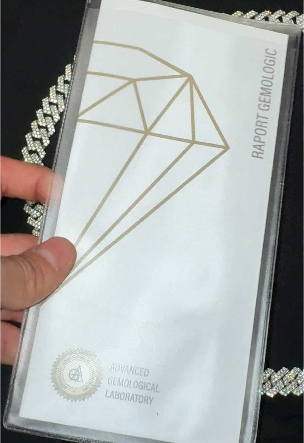 A post by @yamatozaharia on TikTok caption: Asa trebuie sa va vina o bijuterie insotit de certificat semnat de geomologi daca aveti pietre pretioase @Atelierul De Bijuterii  🥶🥶 #yamato #🥶 #diamond #chain 