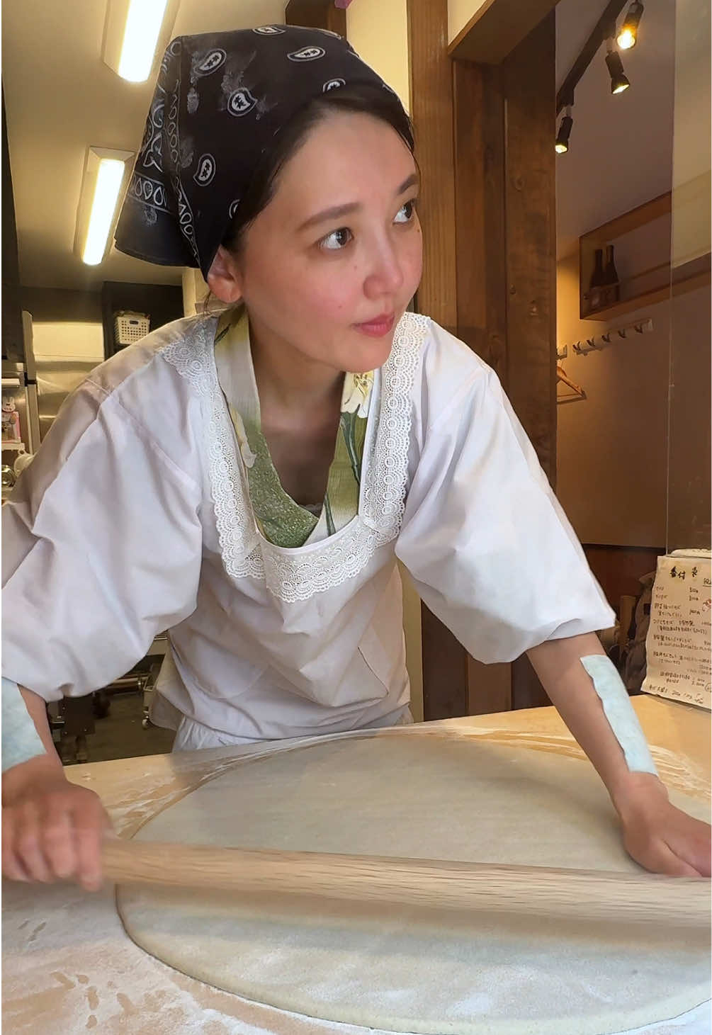 A post by @joker_gourmet on TikTok caption: 日本蕎麦の魅力に取り憑かれた若女将が作る手打ちそば🍜 【手打そば 凛太郎】 ◎豚丼せいろセット 1,200円 　ご飯大盛り 100円 季節に合わせた最高の蕎麦粉を使い分けて作る手打ち蕎麦屋さん！ 世界中の人々に日本蕎麦の魅力を知ってもらいたいと5年前に蕎麦修行を開始。 念願の独立を果たしてこの度荻窪にて人生の第二章をスタート！ 茨城県産の高級蕎麦粉を使った打ちたての蕎麦は喉越し抜群で鼻に抜ける豊かな香りが最高！ すき焼き風の豚丼もめちゃくちゃ美味しかった！ #東京グルメ #東京ランチ #japanesefood #tiktokfood 
