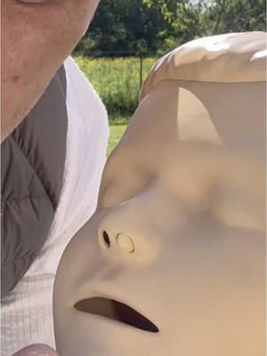 A post by @lvprvention on TikTok caption: 🎥 Parents, pas de panique ! 😱 Si votre enfant s’est mis un objet dans le nez, avant de foncer aux urgences, essayez cette technique naturelle et super efficace ! 💡 Regardez cette vidéo pour apprendre comment gérer ça calmement et en toute sécurité. 🩺 #Parentalité #AstuceSanté #Enfants #PremiersSecours 