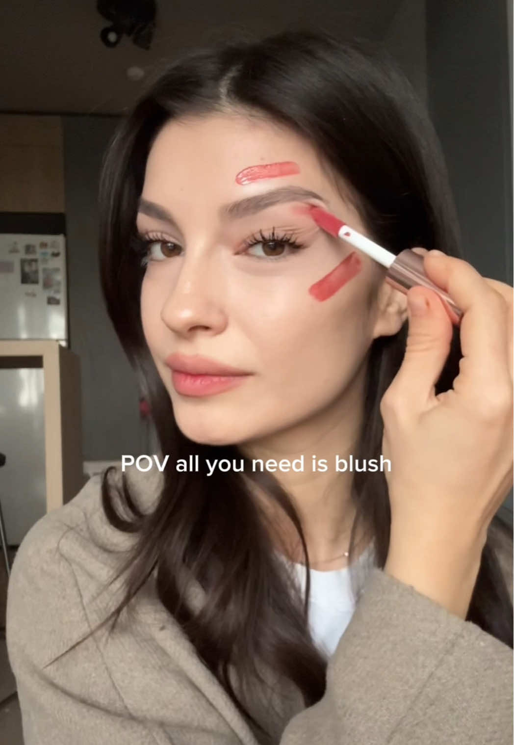 A post by @demiirhaan on TikTok caption: Tüm yaz elimden düşmeyecek 'o' ürün🙂‍↕️ @L’Oréal Paris Lumi Blush 630 Glowy True Rose✨ #lorealparismakeup #işbirliği